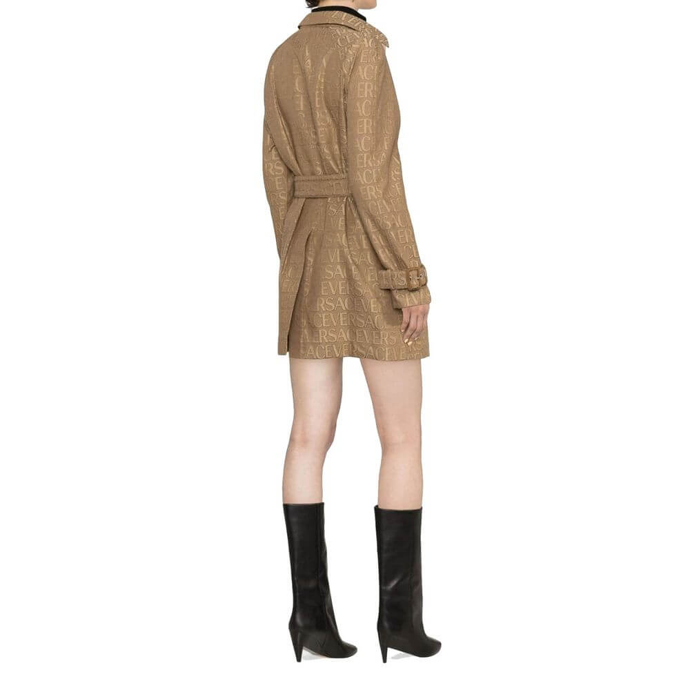 Beige Cotton CoatDescription: – Composition: 40% Cotton 60% Polyester – Long sleeves – Front button closure – Detachable matching belt – All-over logo pattern – Gender: WOMEN –Beige Cotton Coat${tagsVersaceAulae Beige Cotton Coat VersaceAulae Beige Cotton