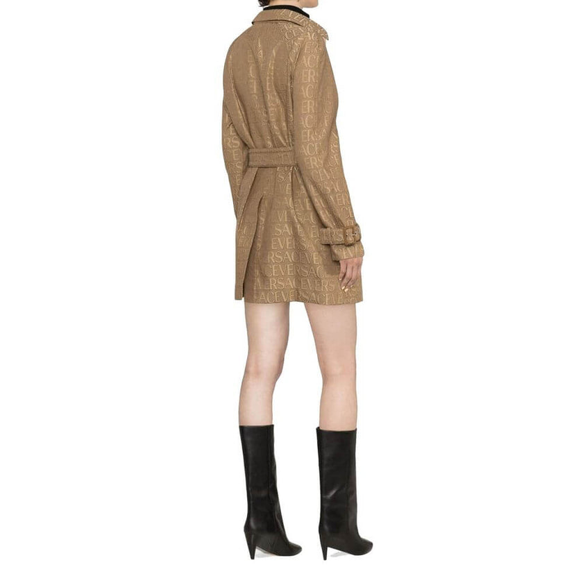 Beige Cotton CoatDescription: – Composition: 40% Cotton 60% Polyester – Long sleeves – Front button closure – Detachable matching belt – All-over logo pattern – Gender: WOMEN –Beige Cotton Coat${tagsVersaceAulae Beige Cotton Coat VersaceAulae Beige Cotton