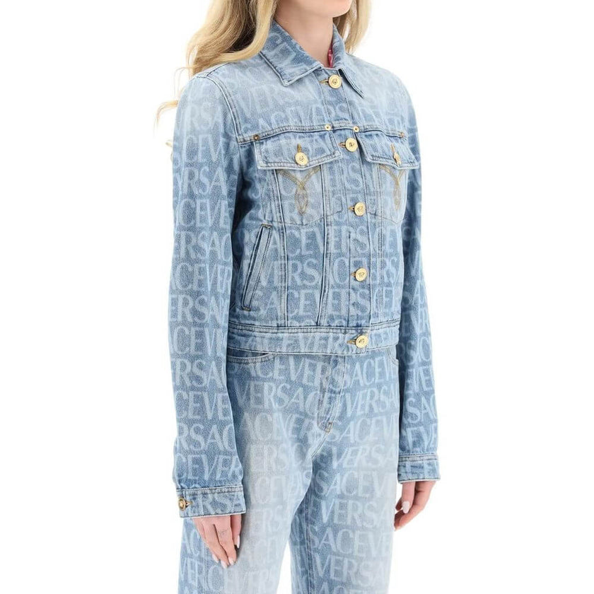 Blue Cotton Denim JacketDescription: – Composition: 100% Cotton – Long sleeves – Front button closure – Two side pockets – Back logo detail – Two front pockets – All-over printed logo detail – Made in Italy – Gender: WOMEN –Blue Cotton Denim Jacket${tagsV