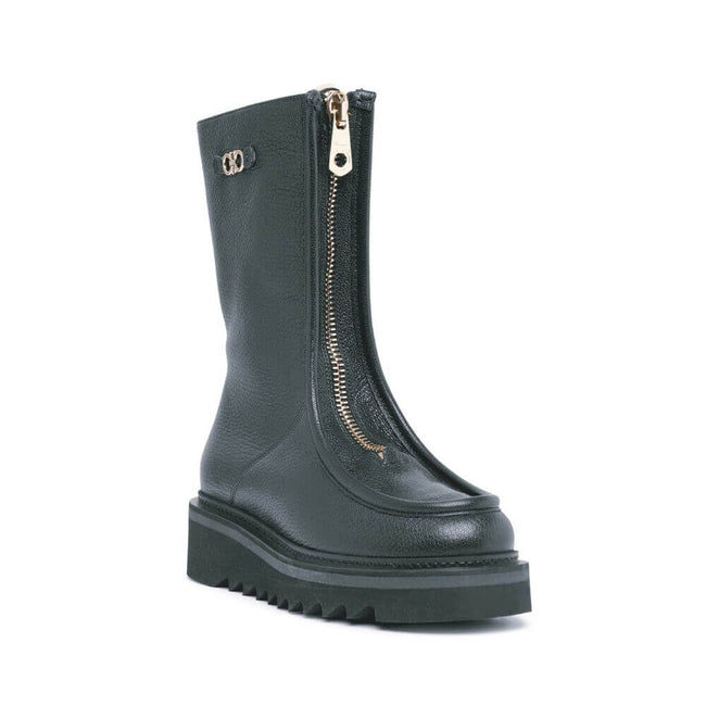 Black Calfskin BootsDescription: – Composition: 100% calf leather – Fur lining – Textured leather – Rubber sole – Zip fastening – Round toe – Gold tone logo plaque – Heel 5 cm / 1,9 in – Made in Italy –Black Calfskin Boots${tagsSalvatore FerragamoAulae Bl