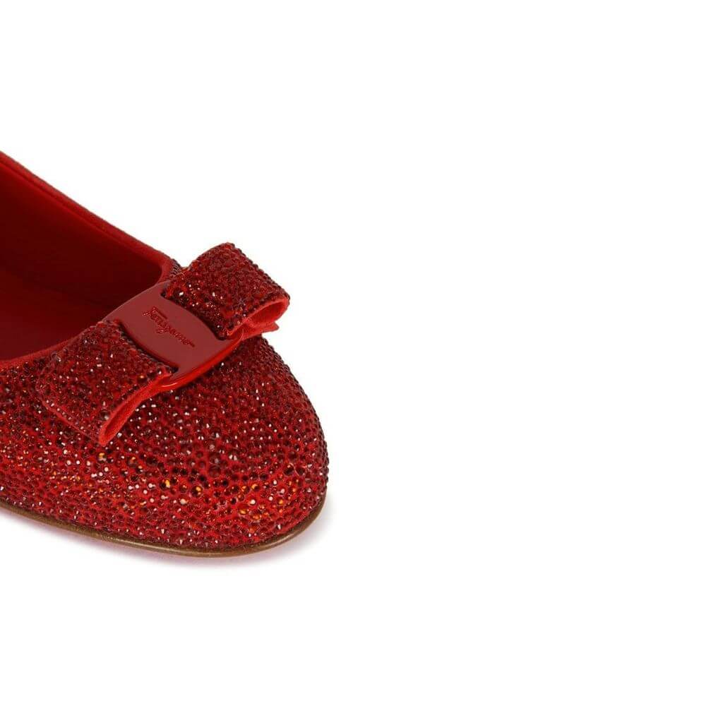 Red Calfskin Ballet FlatsDescription: – Composition: 100% calf leather – Suede effect – Leather lining, insole, sole – Rounded toe – Crystal embellishments – Small logo detail – Made in Italy –Red Calfskin Ballet Flats${tagsSalvatore FerragamoAulae Red Ca