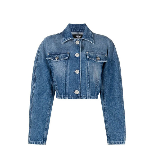 Blue Cotton Denim JacketDescription: – Composition: 100% Cotton – Long sleeves – Front button closure – Machine wash – Cropped fit – Made in Italy – Gender: WOMEN –Blue Cotton Denim Jacket${tagsVersaceBlue Cotton Denim JacketDescription: – Composition: 10