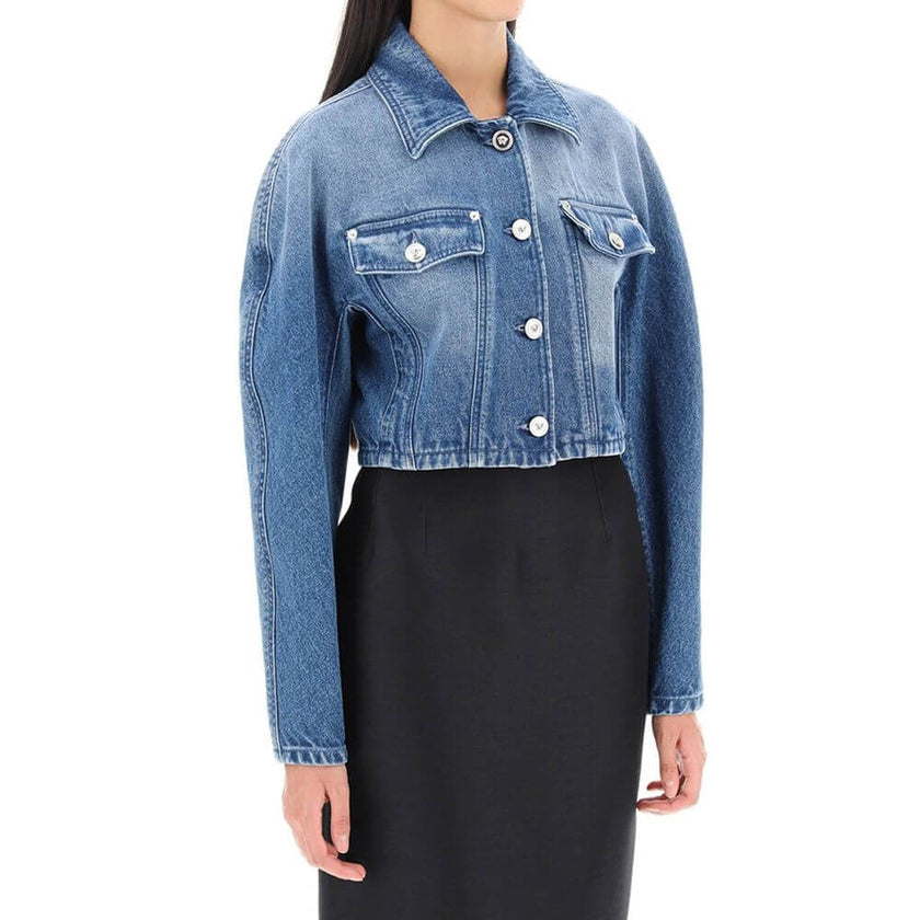 Blue Cotton Denim JacketDescription: – Composition: 100% Cotton – Long sleeves – Front button closure – Machine wash – Cropped fit – Made in Italy – Gender: WOMEN –Blue Cotton Denim Jacket${tagsVersaceBlue Cotton Denim JacketDescription: – Composition: 10