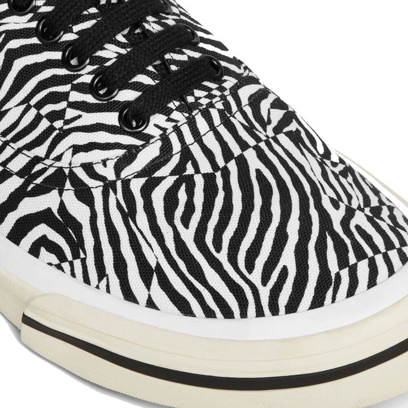 Black Canvas Low Top SneakersDescription: – Composition: 100% Canvas – Inner: Cotton – Insole: Cotton – Sole: 100% Rubber – Round toe – Lace-up – Embossed logo detail – Zebra print – Made in Spain – Gender: MEN –Black Canvas Low Top Sneakers${tagsCelineBl