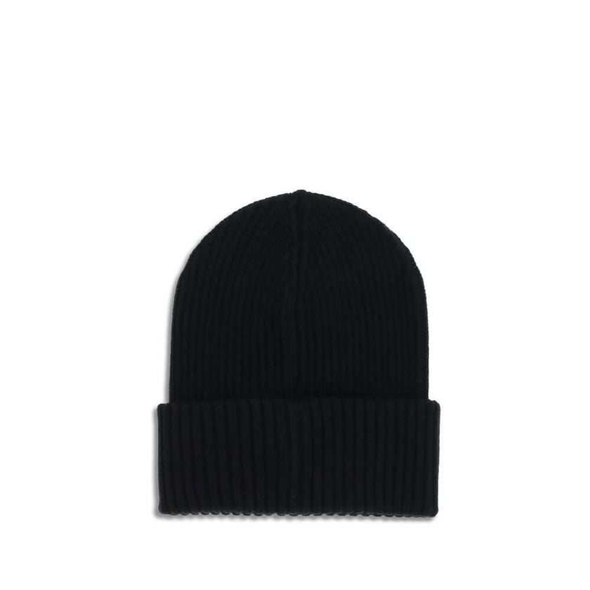 Black Wool BeanieThe Hat by Moncler x Edward Enninful is crafted from virgin wool. Featuring a ribbed knit, folded brim, and a front logo patch, it’s an essential and distinctive accessory. The unlined construction ensures a lightweight and comfortable fi