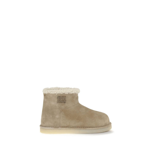 Beige Leather Flat BootsMiu Miu’s furry Ankle Boots combine comfort and style in an eye-catching design. With ankle height, they feature a flat sole and a rounded toe for a comfortable fit. The fur detail wraps the model with a soft, luxurious touch, whil