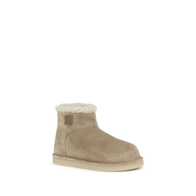 Beige Leather Flat BootsMiu Miu’s furry Ankle Boots combine comfort and style in an eye-catching design. With ankle height, they feature a flat sole and a rounded toe for a comfortable fit. The fur detail wraps the model with a soft, luxurious touch, whil