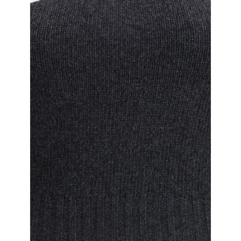 Gray Fleece Wool TopPrada’s virgin wool crop Top combines simplicity and style in an essential piece. Featuring thin, adjustable straps, it has a ribbed hem that enhances the silhouette. The triangular logo on the front adds a distinctive and refined deta