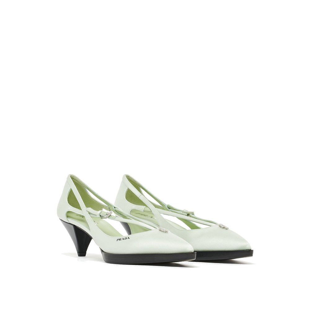 Green Silk Mid Heel PumpsDescription: – Composition: 100% Silk – Inner: Leather – Insole: Leather – Sole: Rubber – Pointed toe – Heel 5,5 cm – Metal buckle closure – Upper with jeweled ornament – Screen-printed logo – Brushed leather-covered heel – Made i