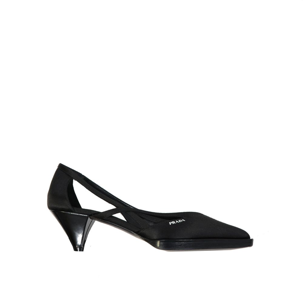 Black Silk Mid Heel PumpsDescription: – Composition: 100% Silk – Inner: Leather – Insole: Leather – Sole: Rubber – Pointed toe – Cut-out detail – Branded insole – Slip-on design – Heel 5,5 cm – Side small logo detail – Made in Italy – Gender: WOMEN –Black