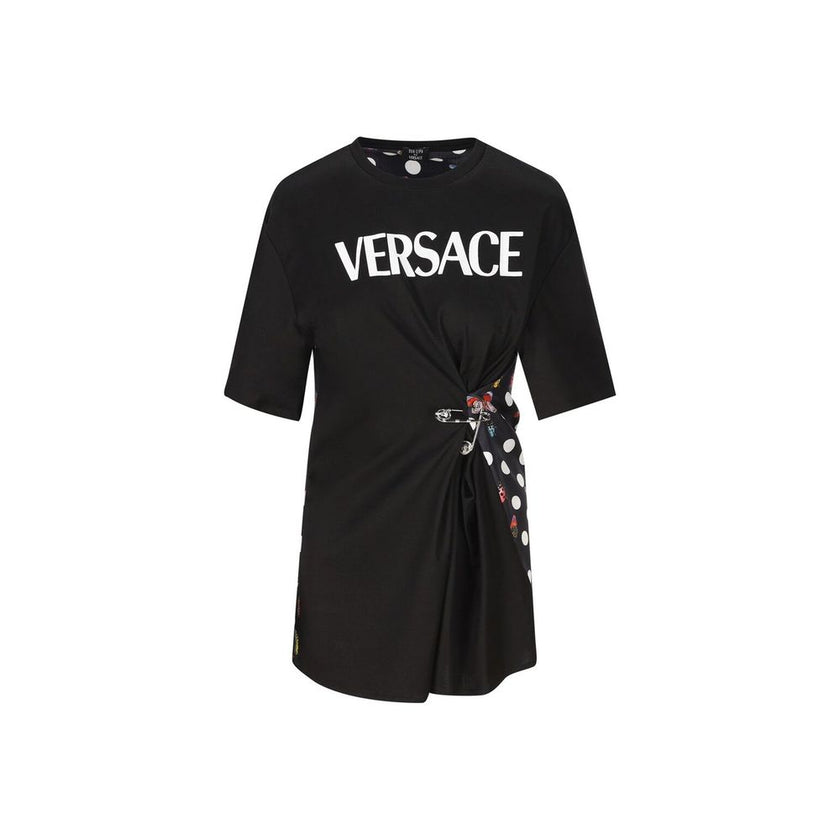 Black Cotton T-ShirtDescription: – Composition: 100% Cotton – Round neck – Short sleeve – Contrast logo print – The model is 1.79 m wearing size 40 – Safety pin detail – Ladybug print – Made in Italy – Gender: WOMEN –Black Cotton T-Shirt${tagsVersaceBlack