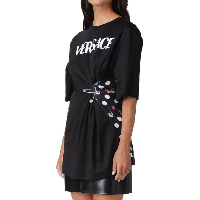 Black Cotton T-ShirtDescription: – Composition: 100% Cotton – Round neck – Short sleeve – Contrast logo print – The model is 1.79 m wearing size 40 – Safety pin detail – Ladybug print – Made in Italy – Gender: WOMEN –Black Cotton T-Shirt${tagsVersaceBlack