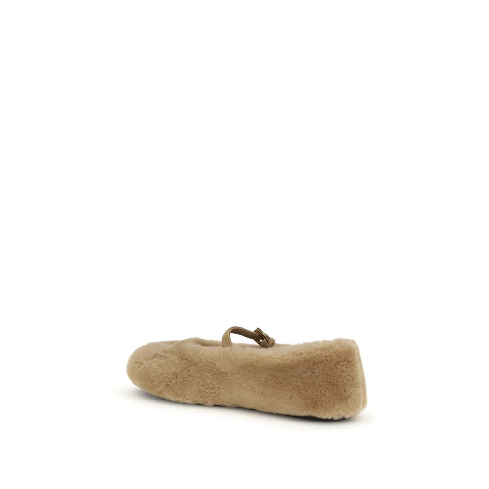 Beige Lamb Ovis Aries Aries Ballet FlatsThe lambskin Ballerinas by Prada reinterpret feminine footwear with soft volumes and winter textures that combine comfort and elegance. Made of sheepskin, they feature an upper with a leather strap and logo buckle a