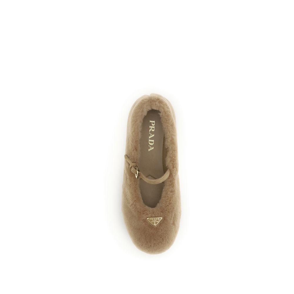 Beige Lamb Ovis Aries Aries Ballet FlatsThe lambskin Ballerinas by Prada reinterpret feminine footwear with soft volumes and winter textures that combine comfort and elegance. Made of sheepskin, they feature an upper with a leather strap and logo buckle a