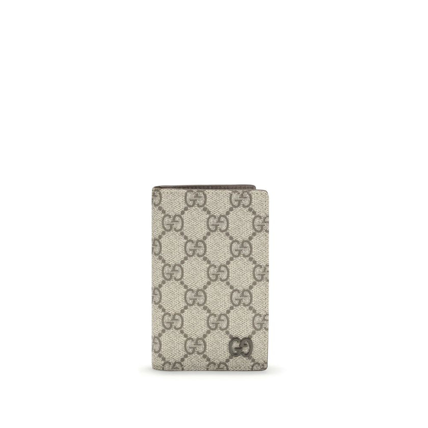 Beige Cotton WalletGucci’s long Card Holder is a practical and refined accessory designed for those looking for high organization capacity without sacrificing style. With ten card slots and two bill slots, it offers ample space to keep all your cards and