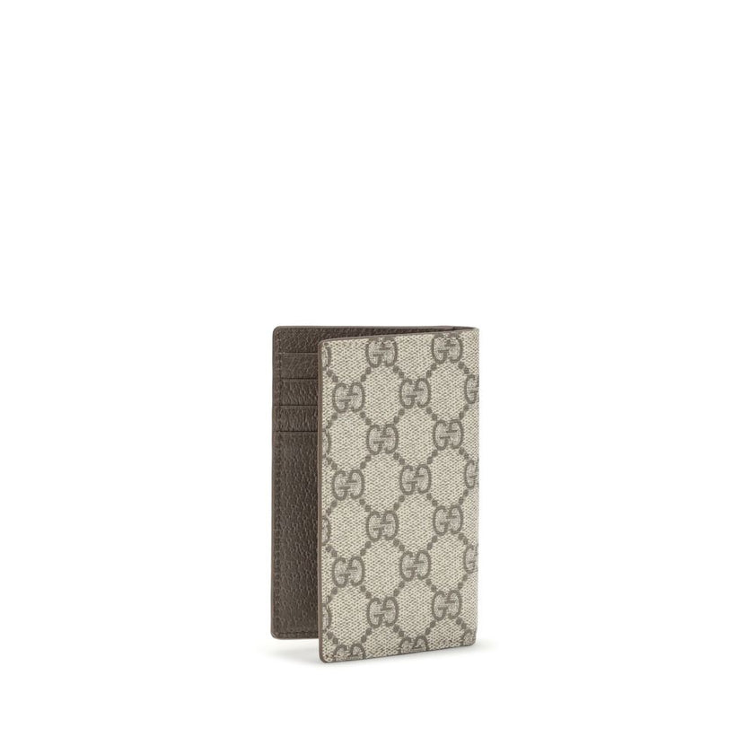 Beige Cotton WalletGucci’s long Card Holder is a practical and refined accessory designed for those looking for high organization capacity without sacrificing style. With ten card slots and two bill slots, it offers ample space to keep all your cards and
