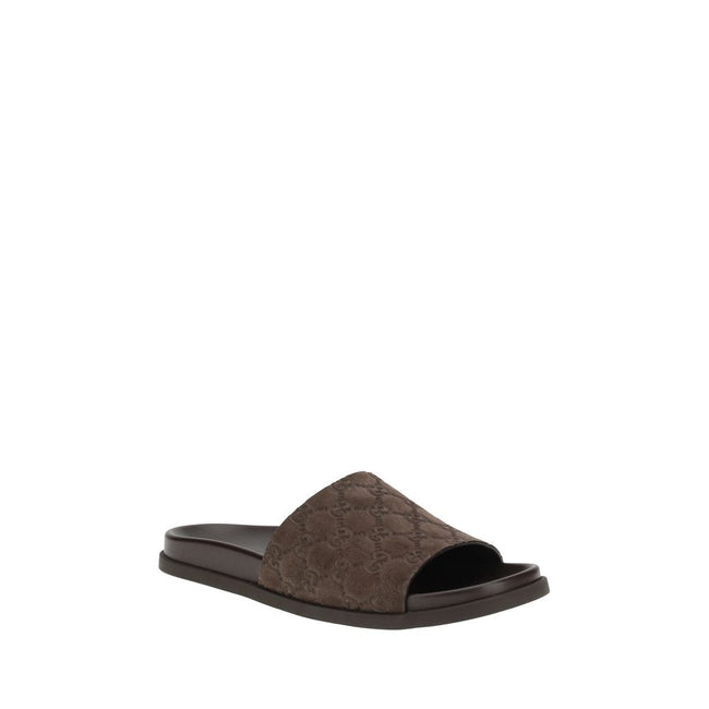 Brown Calf Leather Bos Taurus Flat SandalsGucci’s Slider Sandals feature the GG motif, which adds a distinctive touch to the design. The soft suede upper lends a refined air, while the contoured sole ensures extended comfort and a snug fit. Ideal for thos