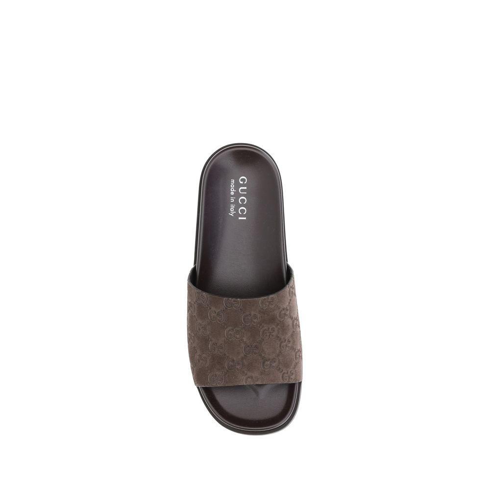 Brown Calf Leather Bos Taurus Flat SandalsGucci’s Slider Sandals feature the GG motif, which adds a distinctive touch to the design. The soft suede upper lends a refined air, while the contoured sole ensures extended comfort and a snug fit. Ideal for thos