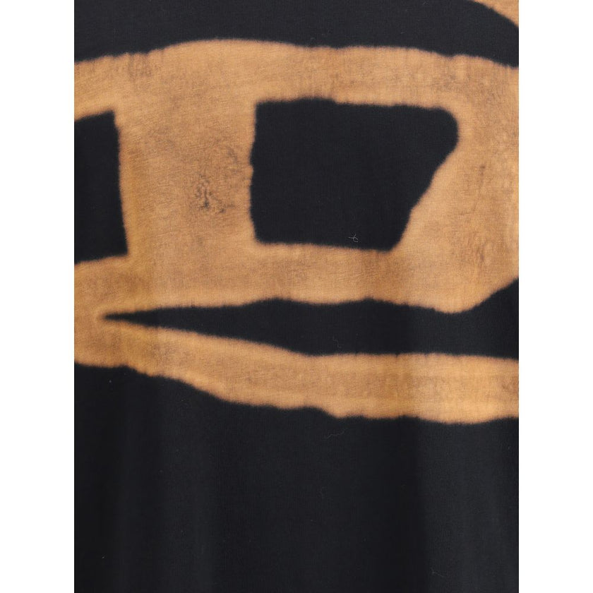 Black Cotton T-ShirtThe T-Boxt-Bleach T-shirt by Diesel is crafted from organic cotton with a relaxed fit. Featuring a crewneck, short sleeves, and a straight hemline, it’s detailed with the iconic Diesel Oval D logo on the front, presented in a bold blea