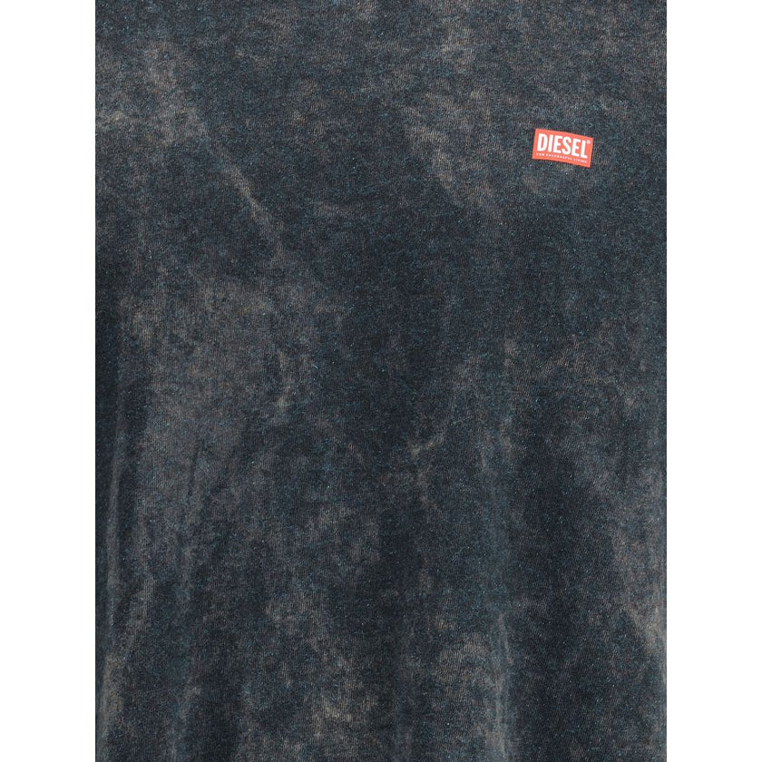 Black Cotton T-ShirtThe T-Boxt-T4 T-shirt by Diesel is crafted from soft vanisé jersey, featuring unique random acid-wash dyeing for an authentic worn-in look. Designed with a relaxed fit, crewneck, and short sleeves, the piece is finished with the Diesel