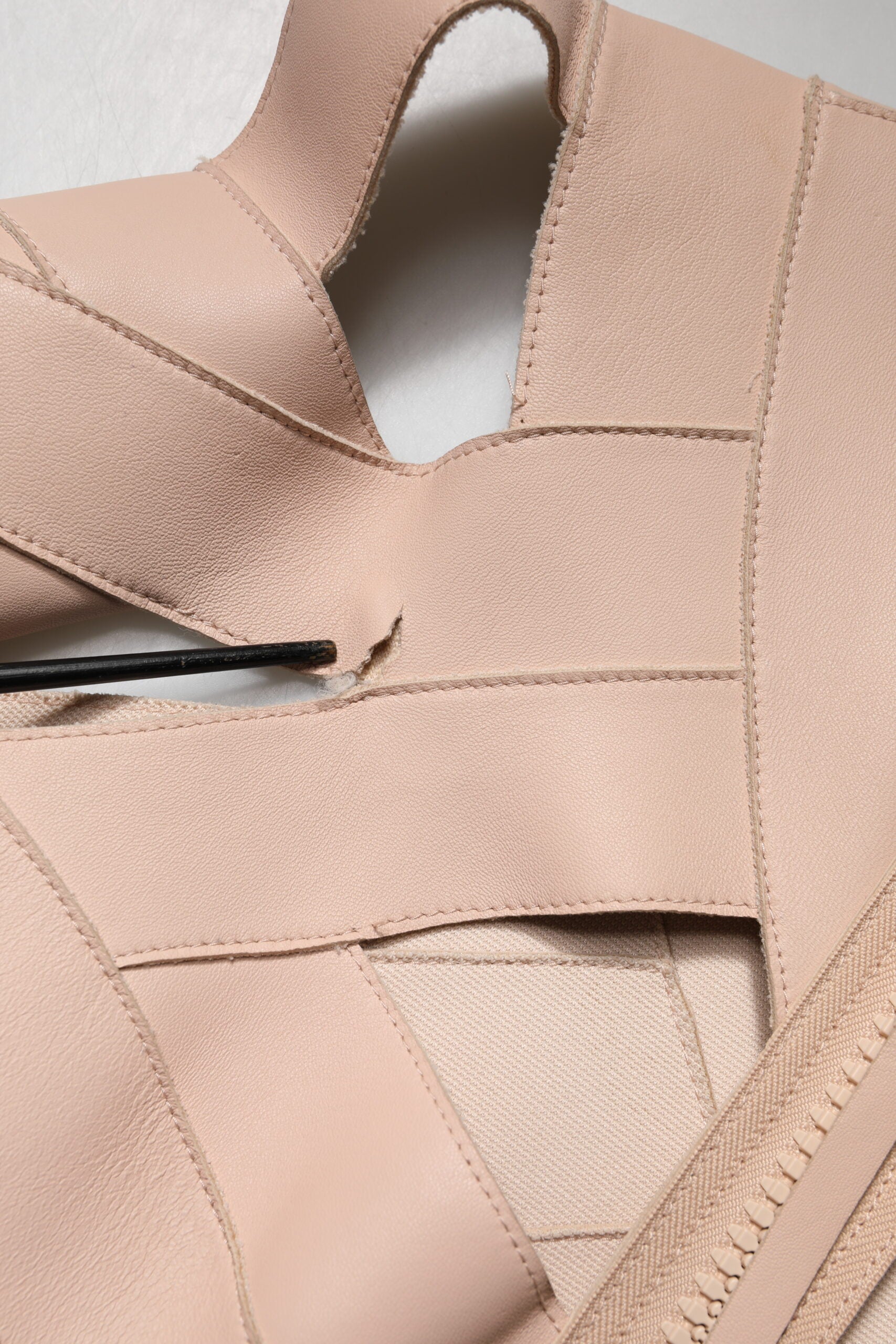 Robe fourreau courte en cuir beige à manches courtes