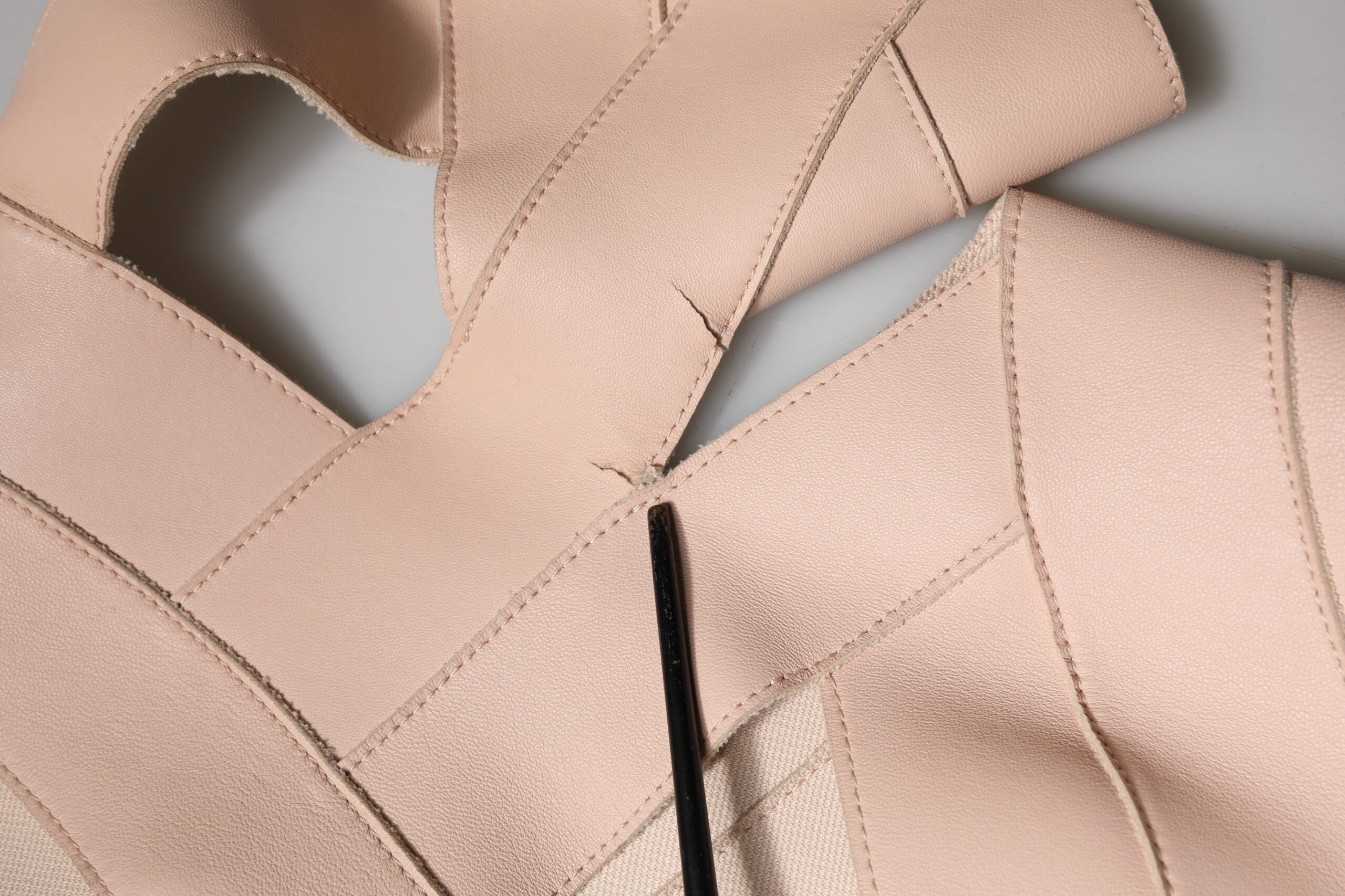 Robe fourreau courte en cuir beige à manches courtes